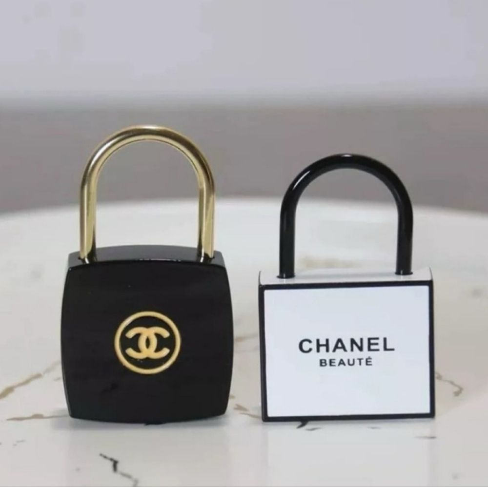 'CHANEL' DOÙBLE LOCK & KEY BOXED GIFT SET w 'CHANEL' GIFT BAG BLACK CAMILĹA ÌÌ - Picture 11 of 16